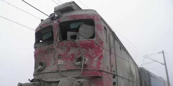 Locomotiva trenului lovit şi deraiat la Feteşti