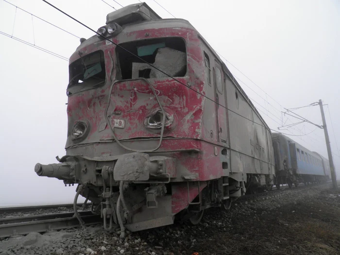 Locomotiva trenului lovit şi deraiat la Feteşti FOTO Poliţia Ialomiţa