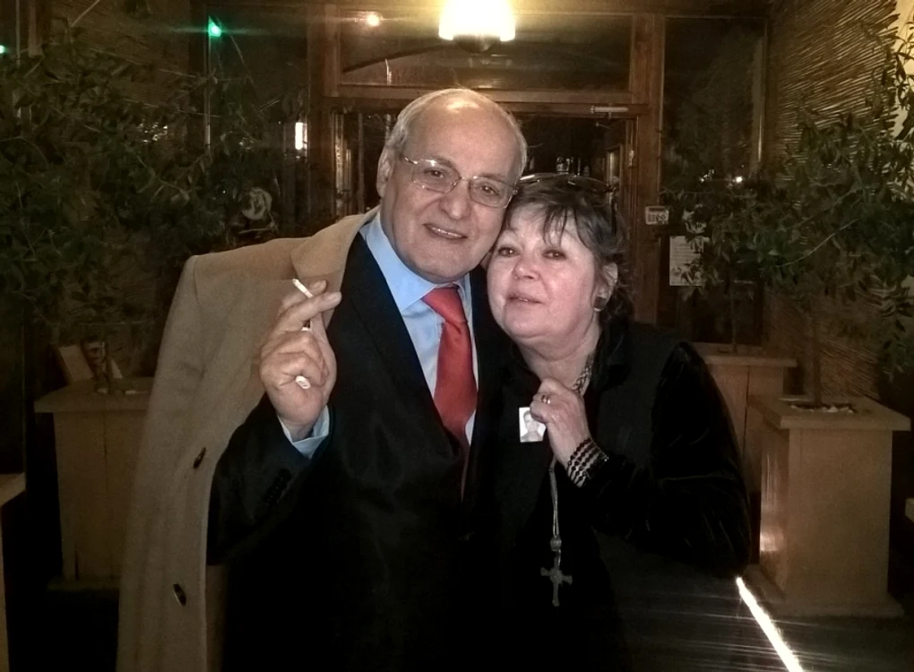 
    Nelu Ploieşteanu şi Anca Pandrea şi-au adus aminte de vremurile trecute la o ţigarăFoto: Beatrice Filip  