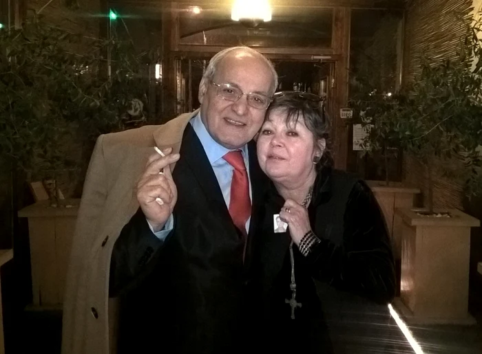 Nelu Ploieşteanu şi Anca Pandrea şi-au adus aminte de vremurile trecute la o ţigarăFoto: Beatrice Filip