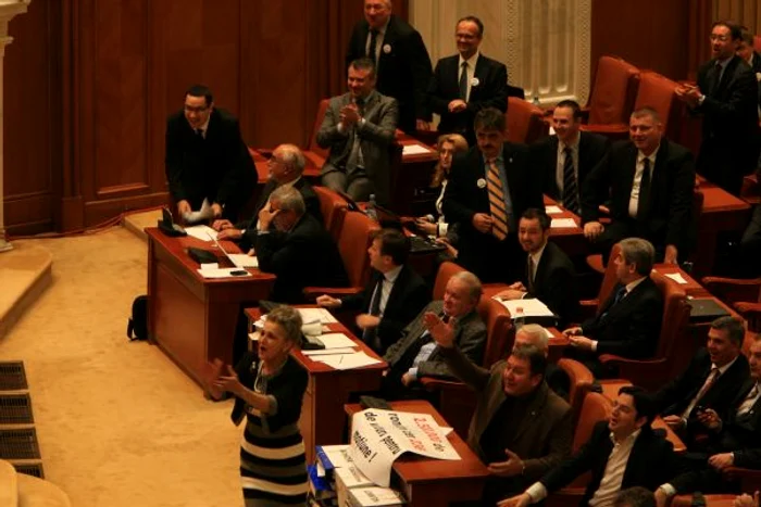 Social-democraţii au venit la moţiune cu 2,5 milioane de semnături pentru demiterea Guvernului Boc