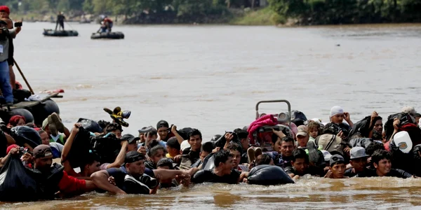 Imigranti hondurieni traversand raul Suchiate la granita dintre Guatemala si Mexic FOTO EPA-EFE