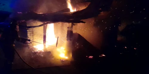 O casă din Prundeni - Vâlcea a luat foc iar proprietarul a murit carbonizat Foto ISU Vâlcea