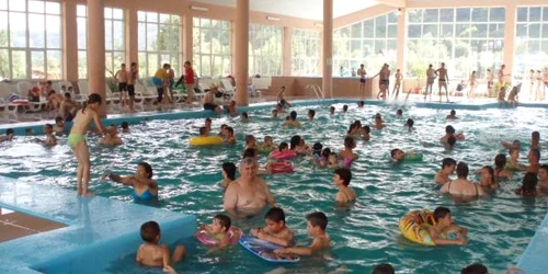 Bistriţenii se pot încălzi într-o baie la piscina pensiunii 