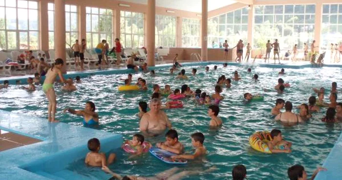 Bistriţenii se pot încălzi într-o baie la piscina pensiunii 