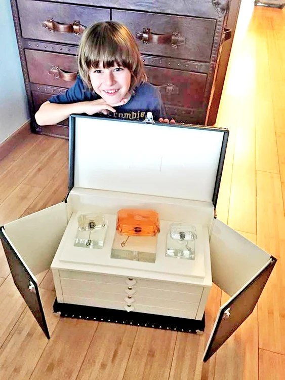 Laur jr. i-a adus  Anei cadourile  tocmai din Arabia  Saudită