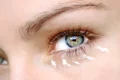10 femeie crema ochi make up shutterstock 5942413 jpeg