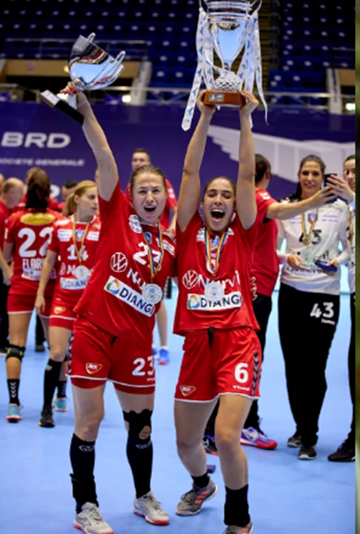 Irina Glibko și Asma Elghaoui cu trofeele castigate la Vâlcea FOTO Marius Ionescu/We Love Sport