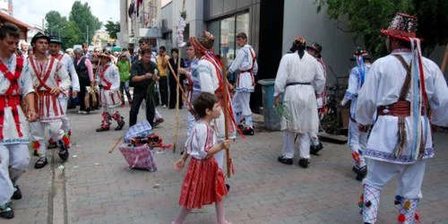 Cete de căluşari pornesc la colindat