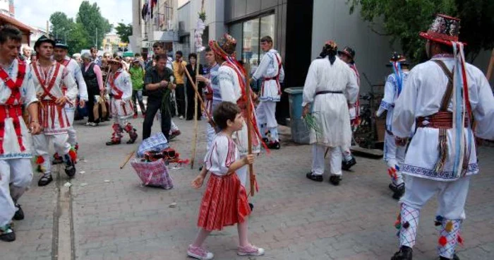 Cete de căluşari pornesc la colindat