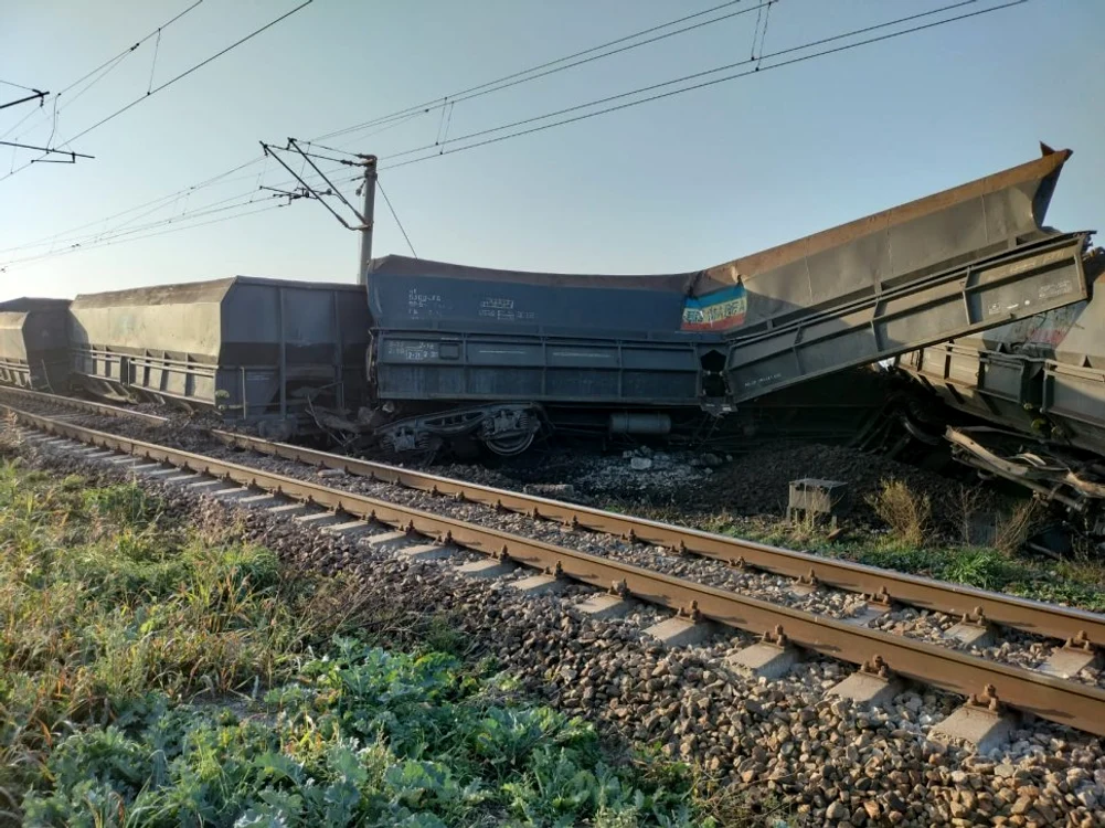 Garnitura feroviară, compusă din 39 vagoane, încărcate cu cărbune, a deraiat la Răcari. FOTO A3 CNN