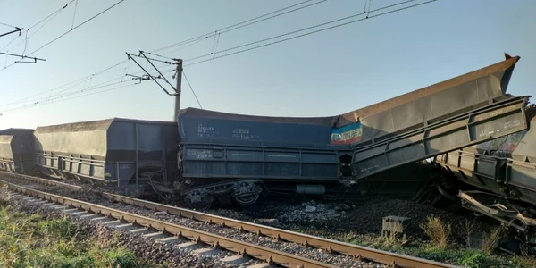 Garnitura feroviară, compusă din 39 vagoane, încărcate cu cărbune, a deraiat la Răcari. FOTO A3 CNN