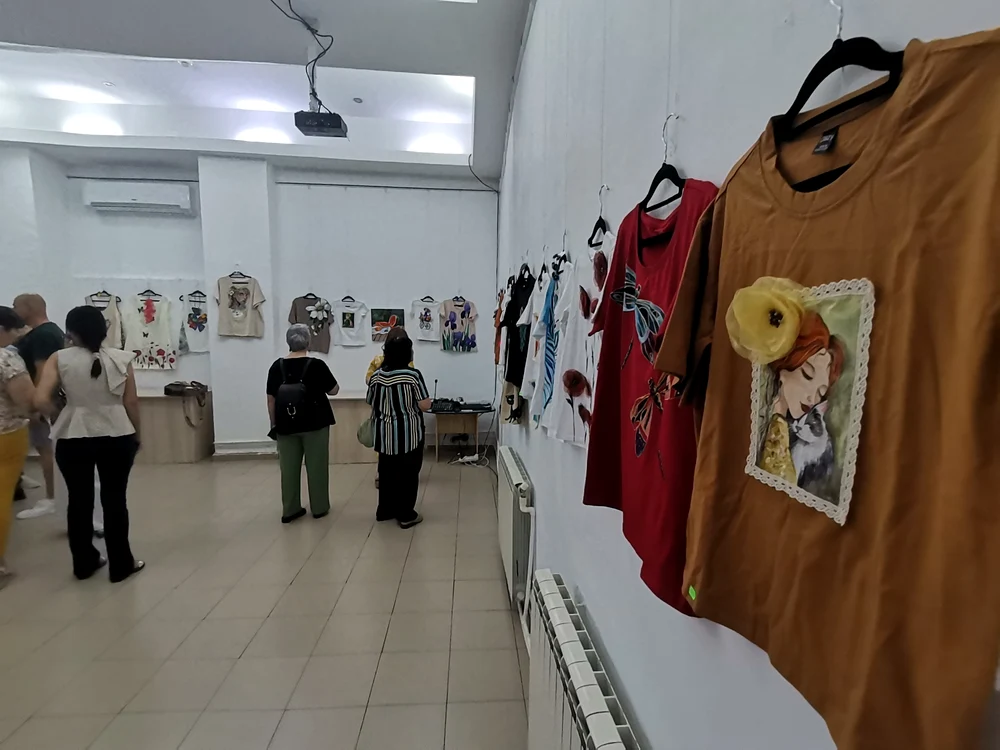 Prima expoziție de tricouri pictate a Narcisei Barbu FOTO: Alina Mitran
