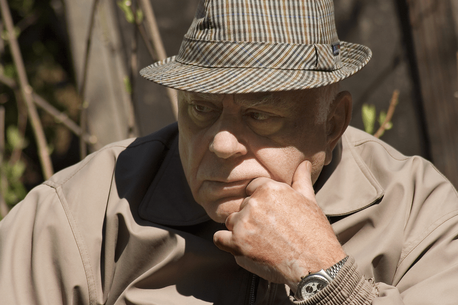 „La bătrânețe murim în fiecare zi, iluzionându-ne că trăim”