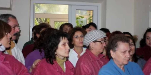 Conducerea spitalului spune că le-ar fi de folos mai mulţi infirmieri şi îngrijitori. 