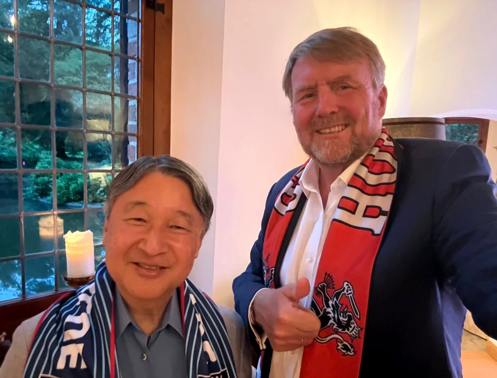 Împăratul Naruhito și Willem Alexander urmărind meciul   FOTO Casa Regală olandeză jpg