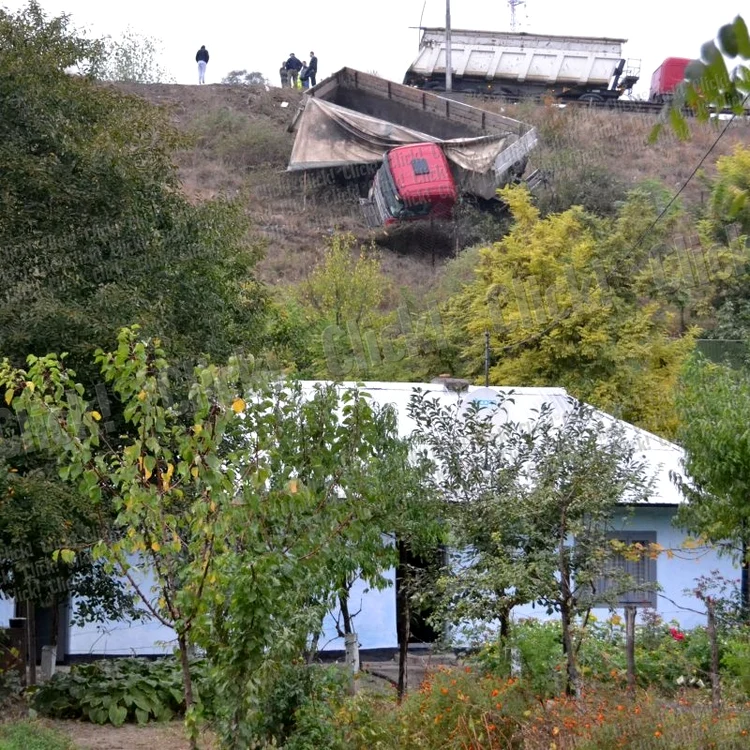 Şoferul şi persoanele aflate în clădirile de la baza pantei au avut noroc. (Foto: Marius Mototolea)