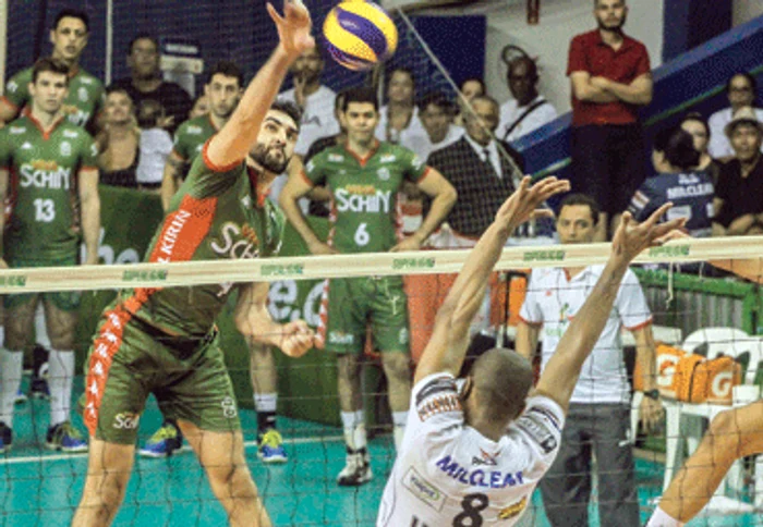 Bogdan Olteanu s-a calificat în finala Superligii Braziliei la volei, succes dedicat soţiei, fiului, dar şi celor 4 copii pe care i-au pierdut în trecut