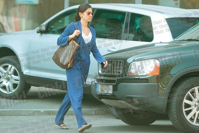 
    Mirela Stelea a fost  surprinsă ieri de  fotoreporterii Click!  tristă, când pleca de  la atelier pentru a-și  rezolva câteva probleme (Fotografii: Mihai Ionescu)  