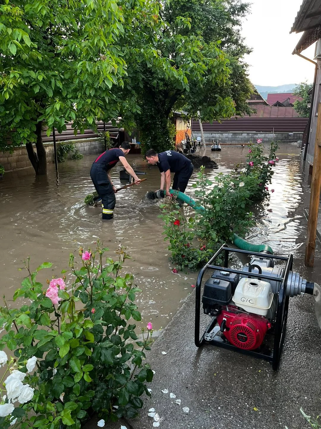 Ploile și vijeliile au făcut prăpăd în 15 județe și în București. Zeci de gospodării, inundate