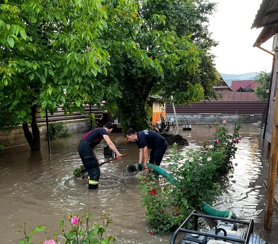 Zeci de gospodării, inundate