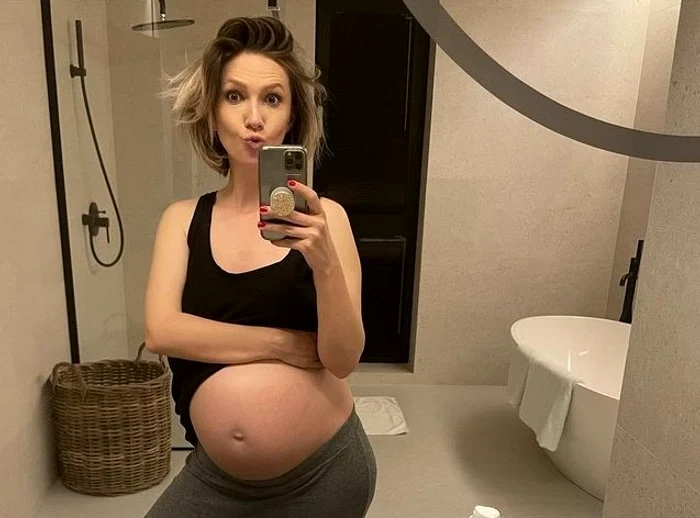 
    Adela Popescu va deveni mamă pentru a treia oară în iuliefoto: arhiva personală/Facebook  