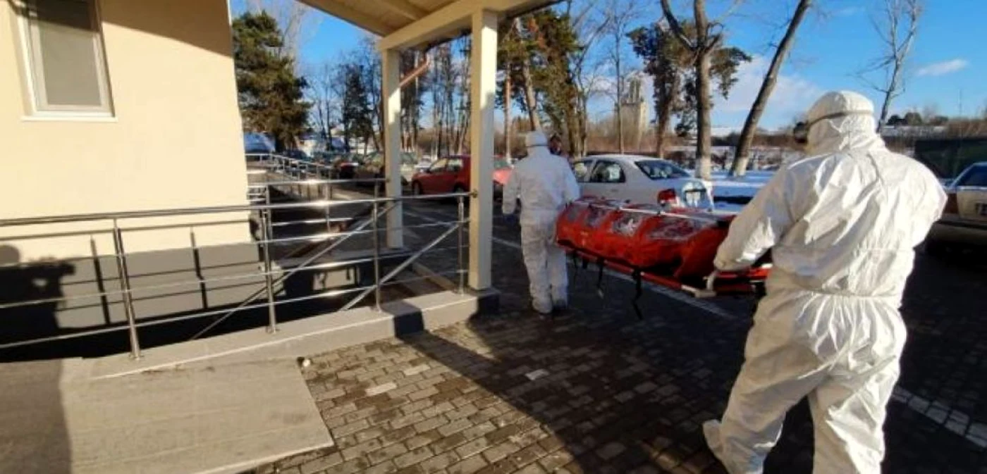 Femeia a fost evacuată din Spitalul Judeţean Suceava într-o capsulă specială FOTO Oana Şlemco