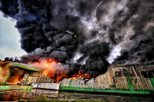 27 de maşini de pompieri au participat la stingerea incendiului de la marginea Timişoarei