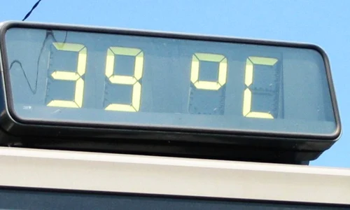 Încă din 12 iunie, termometrele de stradă din Capitală indicau 39   40 de grade, în timp ce meteorologii ANM au spus că sunt 31 de grade, la orele amiezii jpeg