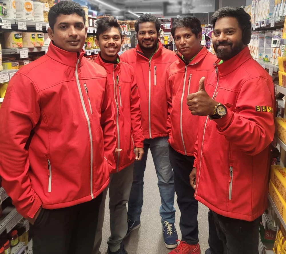 Guvernul vrea o platformă unică pentru muncitorii străini. Angajatorii vor plăti garanții pentru repatriere și nu vor mai putea percepe taxe lucrătorilor