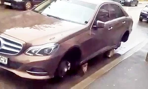 Valentin Popescu a descoperit  furtul celor 4 roţi ale limuzinei  Mercedes chiar când vroia  să plece la serviciu jpeg