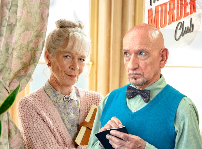 Sir Ben Kingsley (81 de ani) și Celia Imrie (73 de ani). FOTO: Netflix