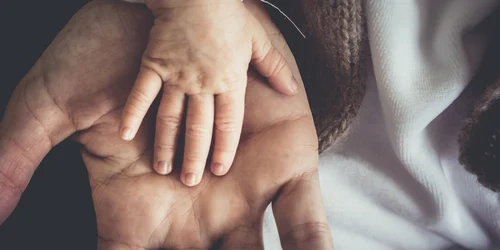 copil mana bebelus pixabay jpg