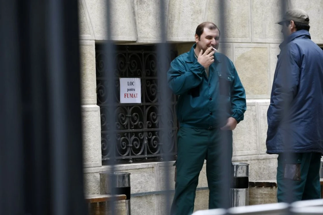 Fumătorii sunt obligaţi să fumeze în locuri special amenajate FOTO David Muntean