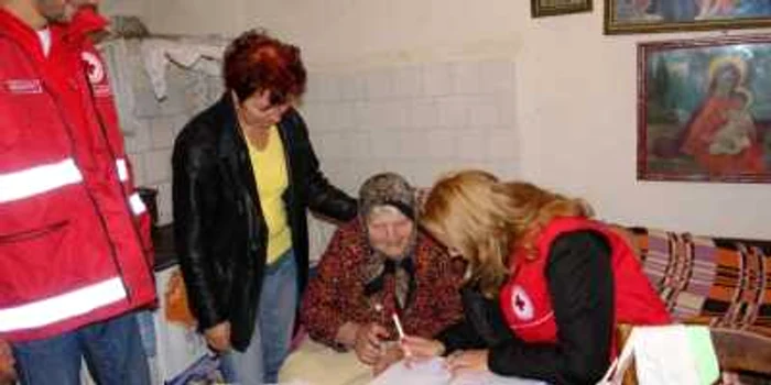 Voluntarii Crucii Roşii Sibiu au împărţit alimente