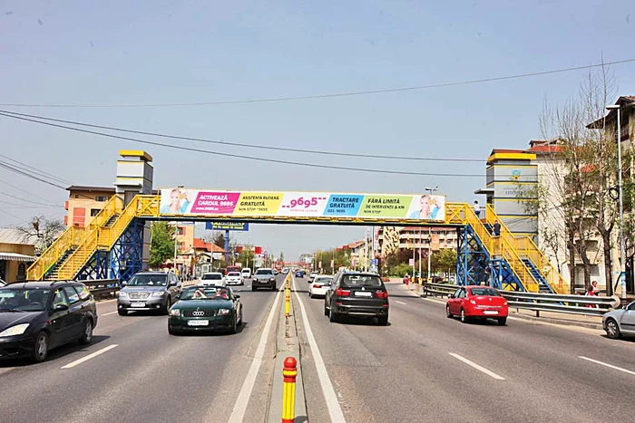 Lifturile sunt montate în lateralele pasareleiFoto: Florin Şuler