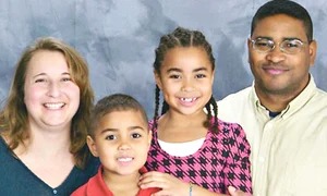 O familie fericită (de la stânga la  dreapta): tatăl Yuri, sora Olivia,  Jake, şi mama Sarah jpeg