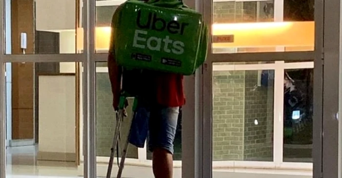 Tânărul care livrează mâncare prin Uber Eats nu are un picior