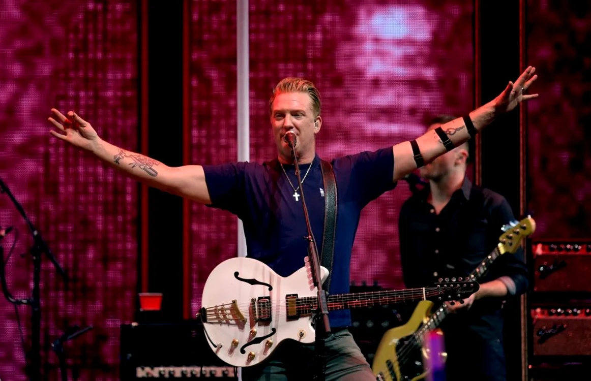 Josh Homme a avut un comportament bizar pe tot parcursul show-ului FOTO Guliver/Getty Images