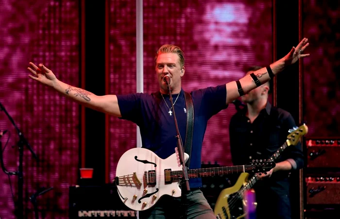 Josh Homme a avut un comportament bizar pe tot parcursul show-ului FOTO Guliver/Getty Images