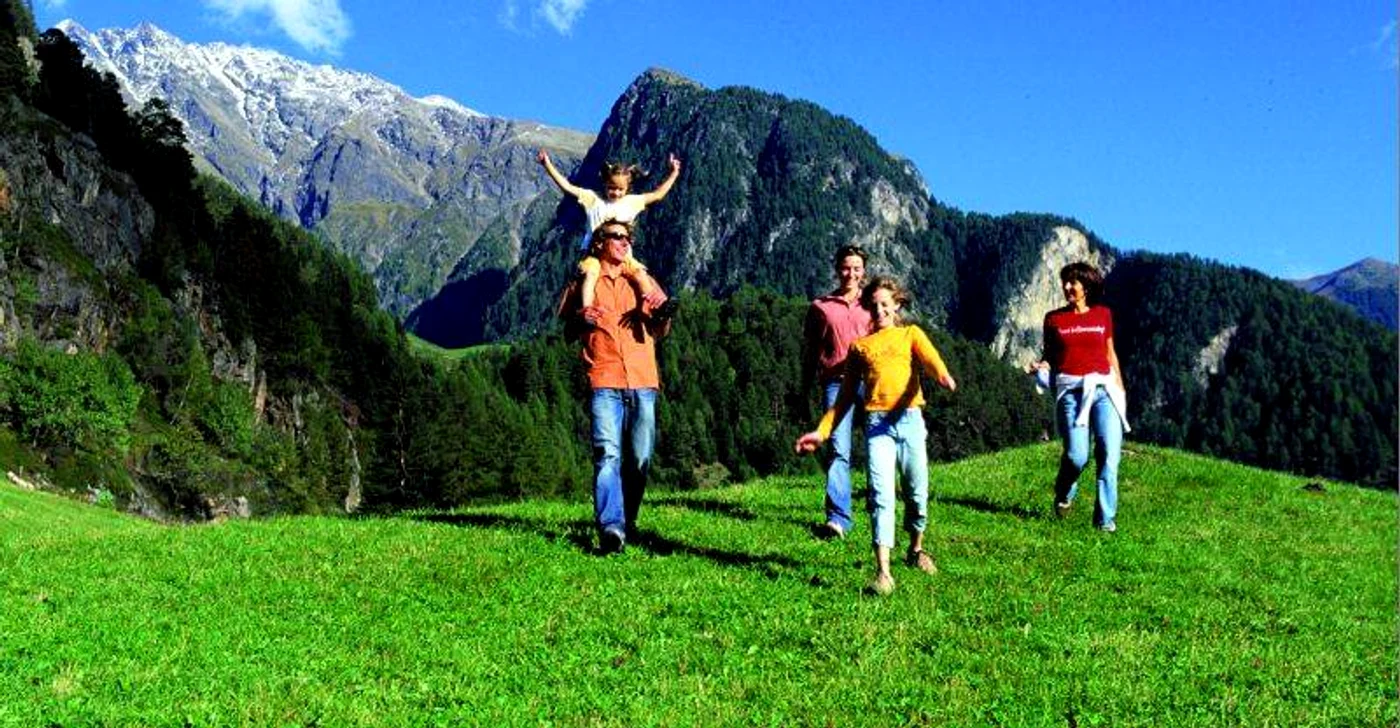 
    Prognoza meteo la munte în weekend: vremea va fi perfectă pentru drumeţiiFoto: marketingtcm.wordpress.com  