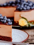 Tort cu mousse de ciocolata si afine  Sursa foto Shutterstock 2131051478 jpg