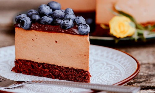 Tort cu mousse de ciocolata si afine  Sursa foto Shutterstock 2131051478 jpg