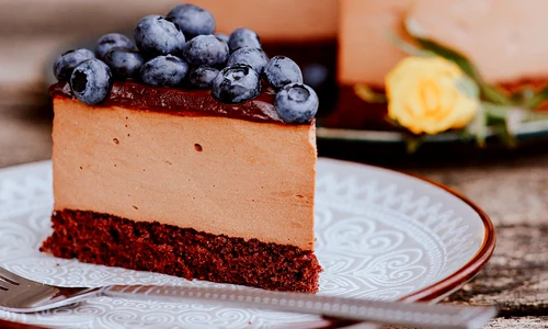 Tort cu mousse de ciocolata si afine  Sursa foto Shutterstock 2131051478 jpg