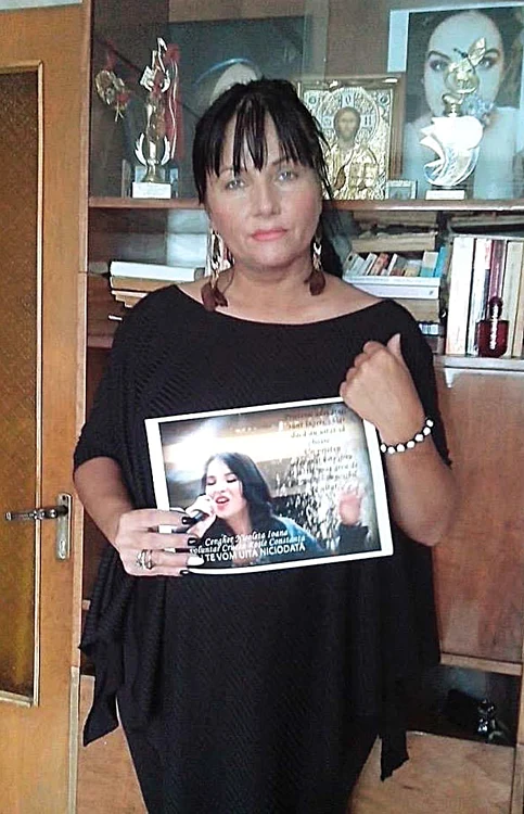 Mariana Sarkany (46 de ani)  şi-a făcut în casă un altar cu pozele fetei sale, †Nicoleta, care visa să ajungă o cântăreaţă celebră