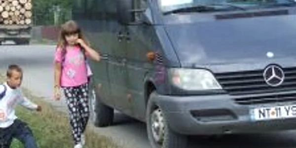 Elevii din satul Brateş se trezesc dis-de-dimineaţă pentru a prinde microbuzul şcolar