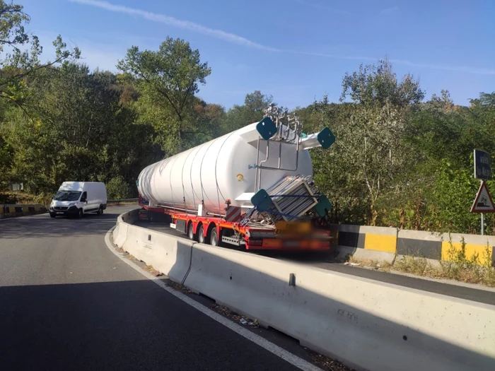 Traficul între Piteşti şi Râmnicu Vâlcea blocat total pe Dealul Negru - DN7 după ce un TIR a rămas înţepenit între parapeţi Foto Adevărul