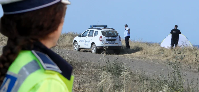 Turiștii care stau la cort în spații neamenajate, amendați pe poliția locală din Tuzla. Foto: Click