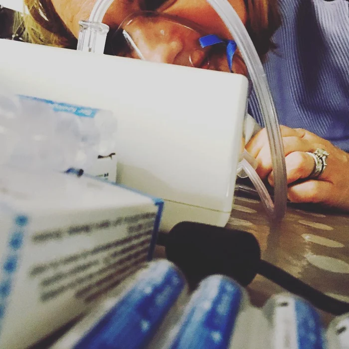 Andreea Esca și aparatul de aerosoli, care a ajutat-o să-și recupereze vocea