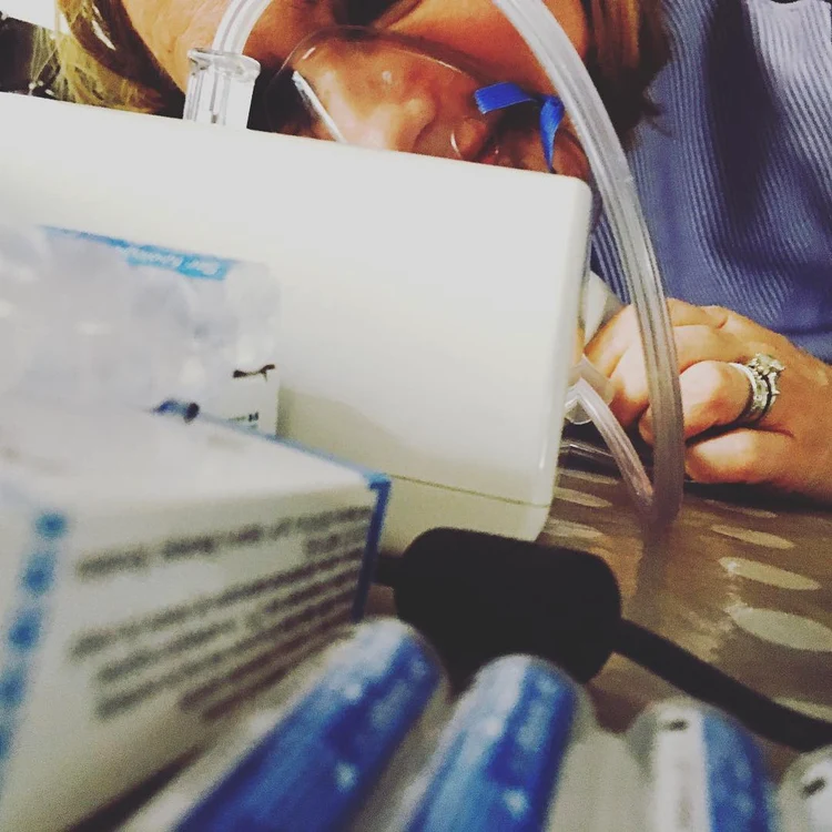 Andreea Esca și aparatul de aerosoli, care a ajutat-o să-și recupereze vocea